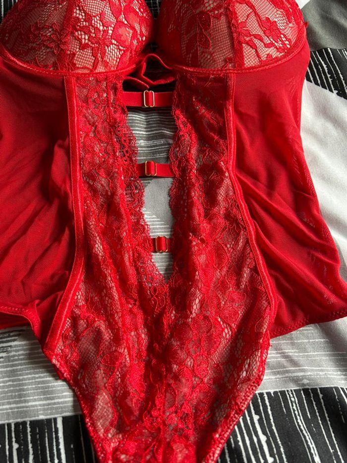 Lingerie rouge taille 85C - photo numéro 2