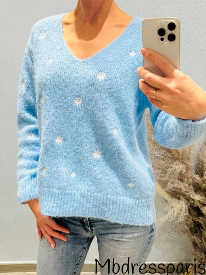 💐 Joli pull bleu ciel et fleur blanche TU 36/42 laine - photo numéro 3