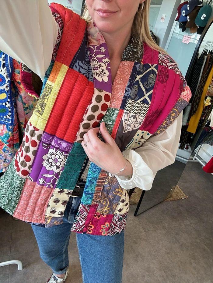 Gilet sans manches matelassé, taille U patchwork de couleurs vives - photo numéro 2