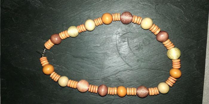 Collier ras le cou orangé en bois - photo numéro 1