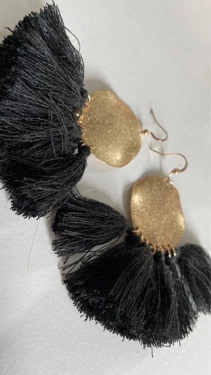 Paire de boucles d’oreilles or et noir - photo numéro 3