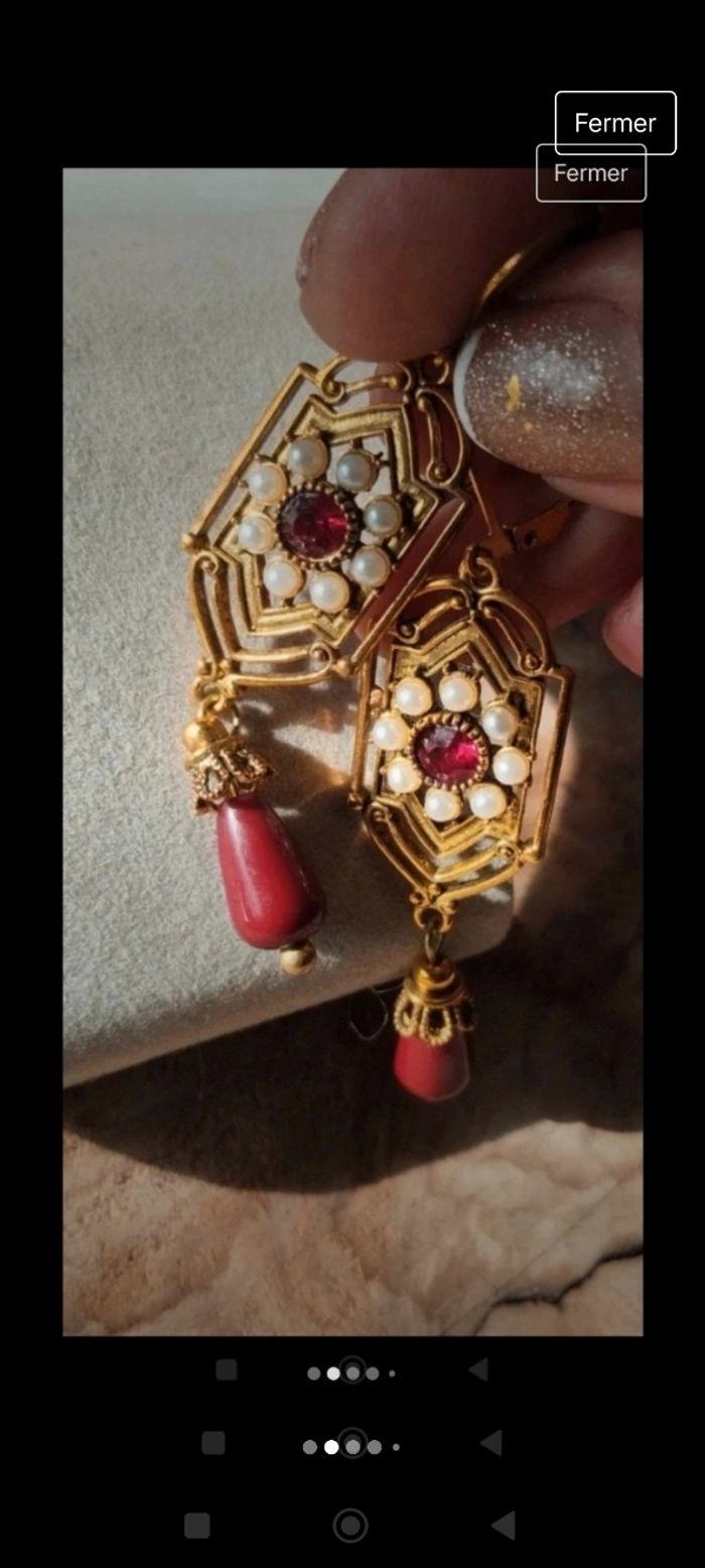 Boucles d'oreilles de style antique art médiéval avec cristal de couleur cornaline et perle couleur de culture goutte rouge - photo numéro 1