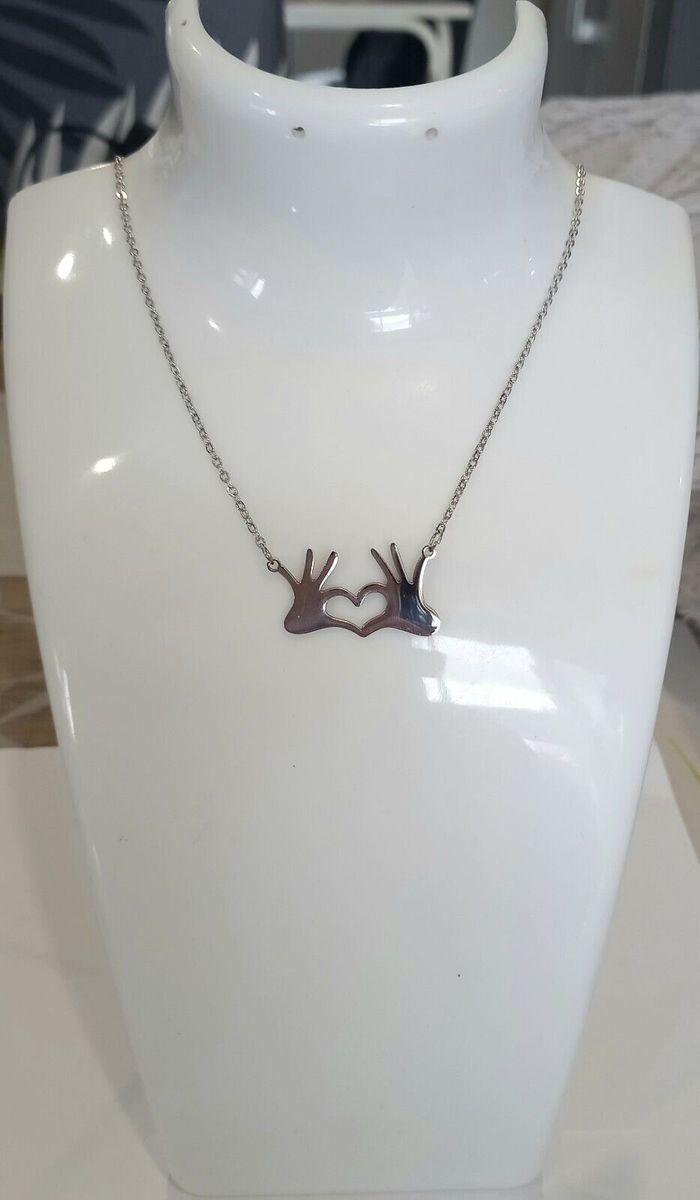 COLLIER ET SON PENDENTIF PETIT COEUR AVEC LES MAINS ! NEUF - photo numéro 1