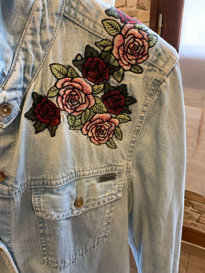 Chemise en jean bleu et roses brodées Superdry - photo numéro 3