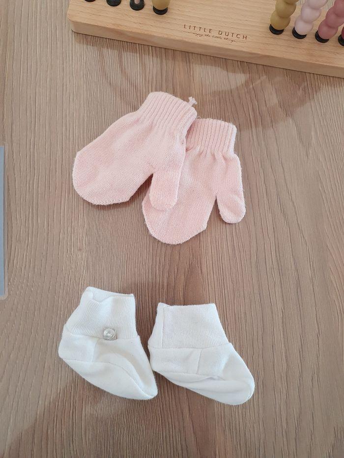 Lot de chausson chaussettes blanches et moufles rose - naissance à 3 mois
Très bon état - photo numéro 4