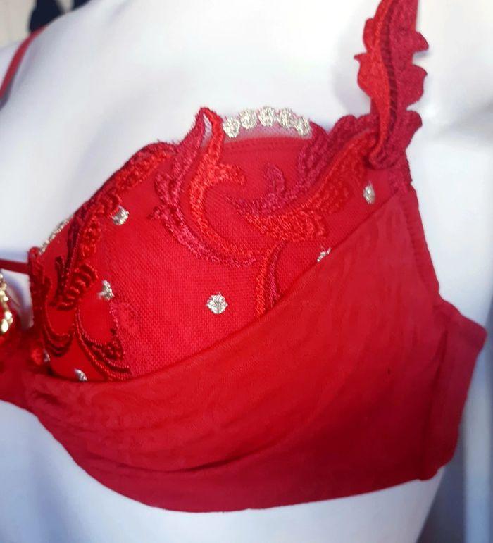 Soutien-gorge rouge glamour et petit pois doré pendentif escarpin doré Charlotte T 90B - photo numéro 3