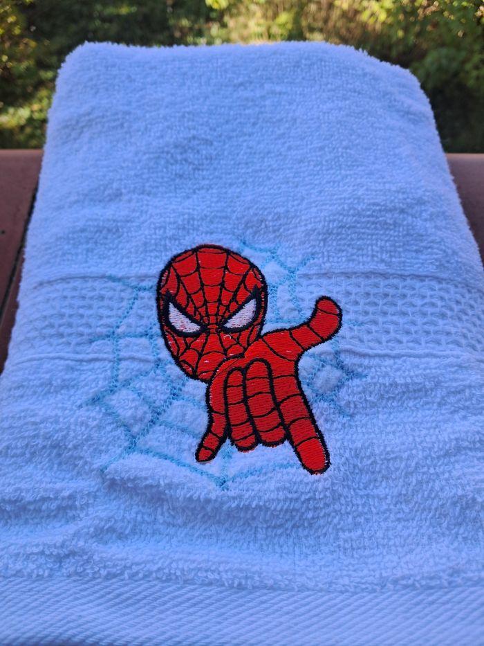 Serviette de bain spiderman - photo numéro 2