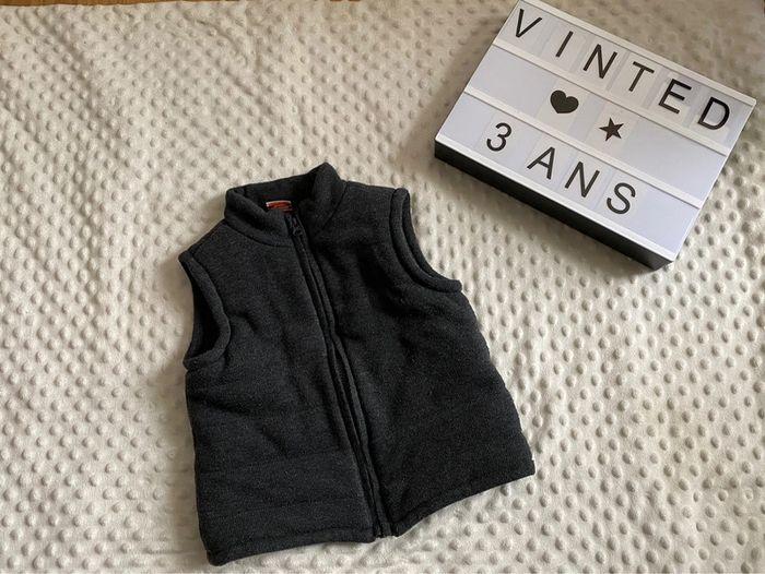 Veste sans manche tape à l’œil