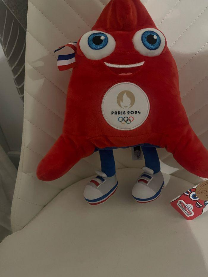 Mascotte des jeux olympiques de Paris 2024 de 24cm 100€les deux - photo numéro 1