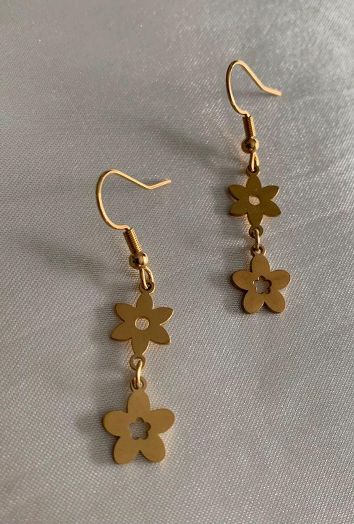 Belles boucles d’oreilles pendantes fleur en acier inoxydable doré - photo numéro 5