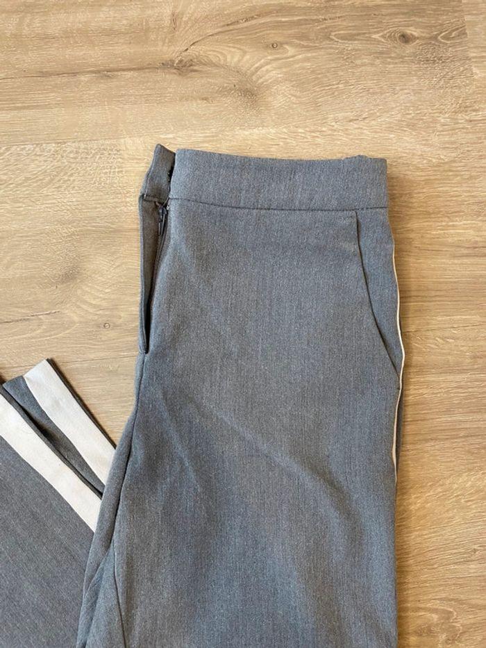 Pantalon chino gris à bandes blanches Bizzbee taille XS / 34 - photo numéro 2