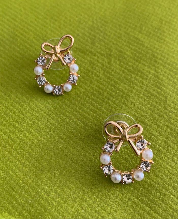 Magnifique paire de boucles d'oreilles noeud chic, strass et perles blanches en alliage doré - photo numéro 4