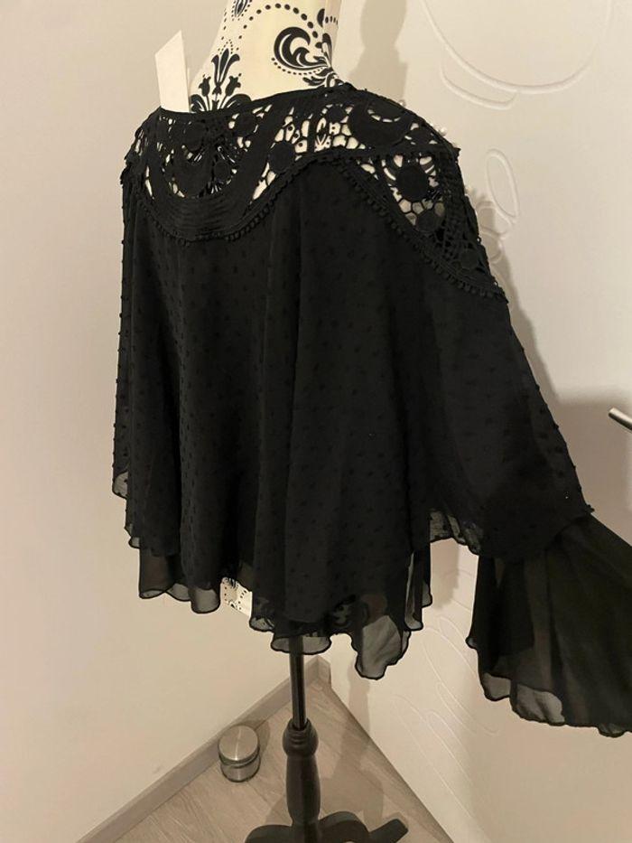 Blouse manche longue trompette effet poncho noir motif, perle et dentelle neuf voyelles taille S/M - photo numéro 6