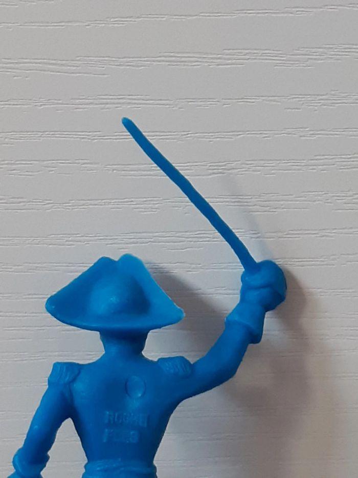 Figurine cowboy en plastique bleu La roche aux fées - photo numéro 5