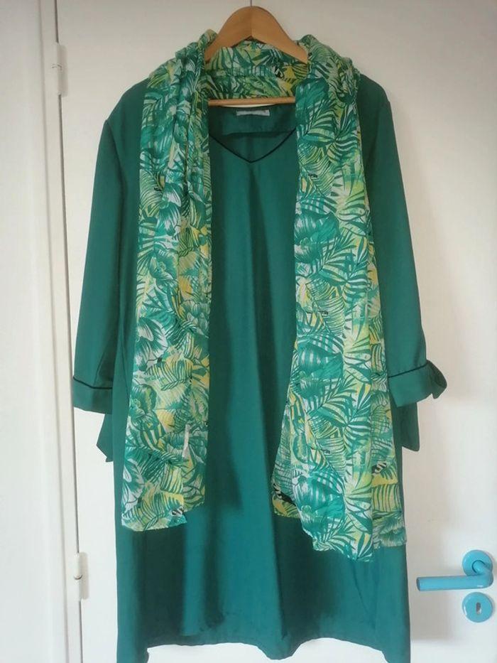 Robe verte avec foulard - photo numéro 1