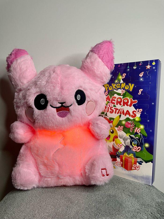 🚨🎅 OFFRE SPÉCIAL NOËL 🚨🎁🎅✨  Peluche lumineuse respirante Pokémon Pikachu + calendrier de l’Avent de Noël Pokémon - photo numéro 5