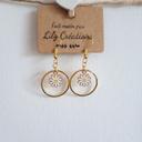 Boucles d'oreilles dorées et marguerites blanches LC345