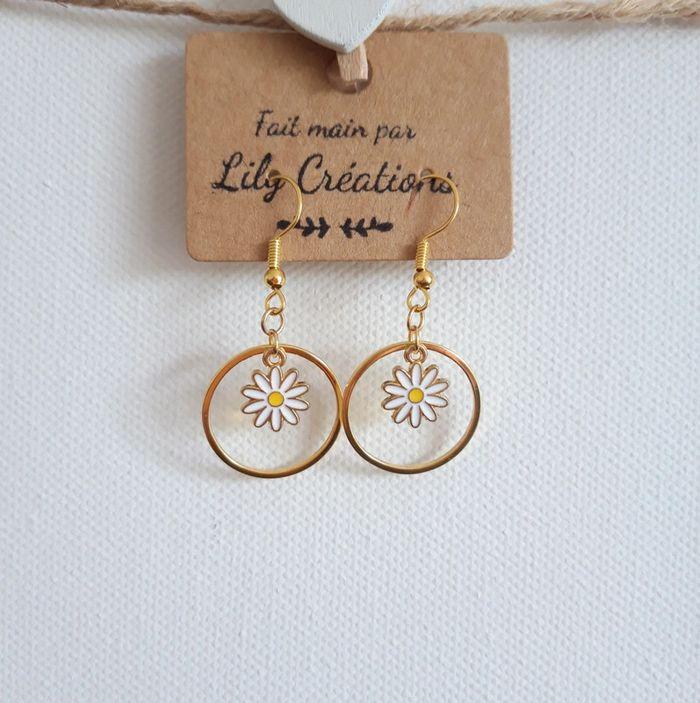 Boucles d'oreilles dorées et marguerites blanches LC345 - photo numéro 1