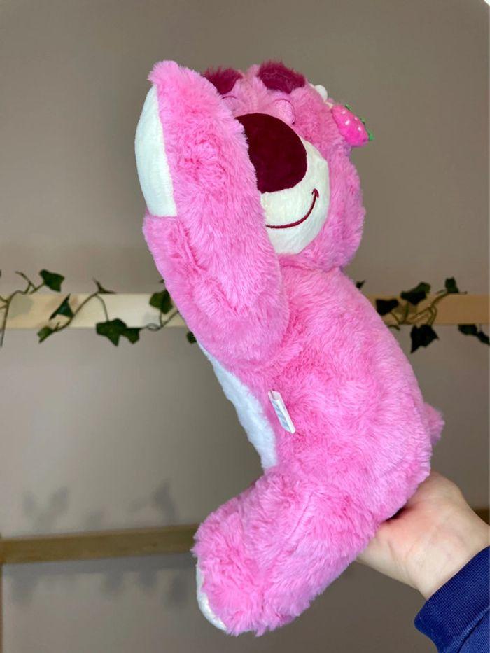 Peluche Lotso Toy Story, l’ours a la fraise endormi - photo numéro 6