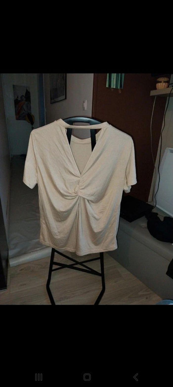 Haut beige taille XL neuf jamais porté. Plissé au dos. Étiquette coupée - photo numéro 3