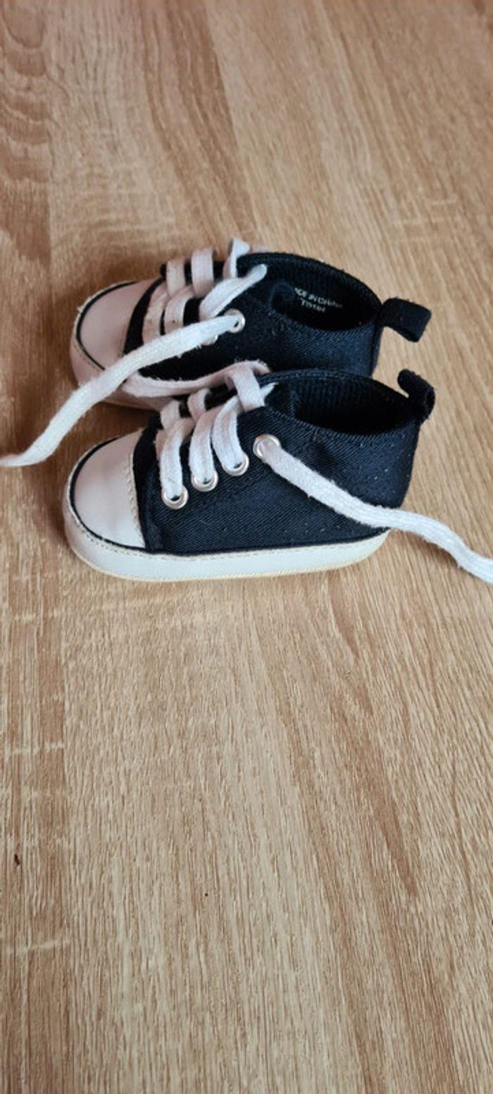 Petite paire de baskets bébé - photo numéro 2