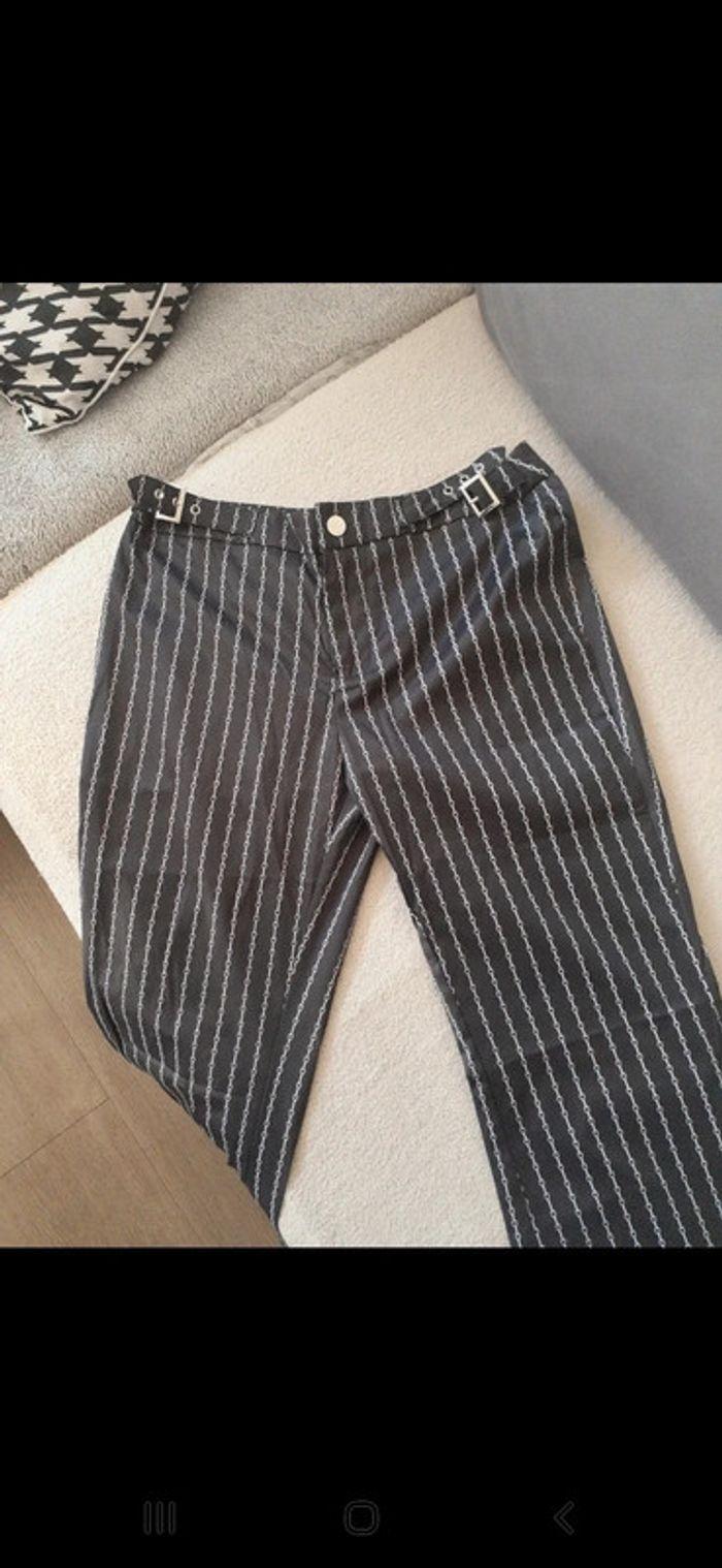 Pantalon évasé noir avec motif blanc.  Taille 38. - photo numéro 2