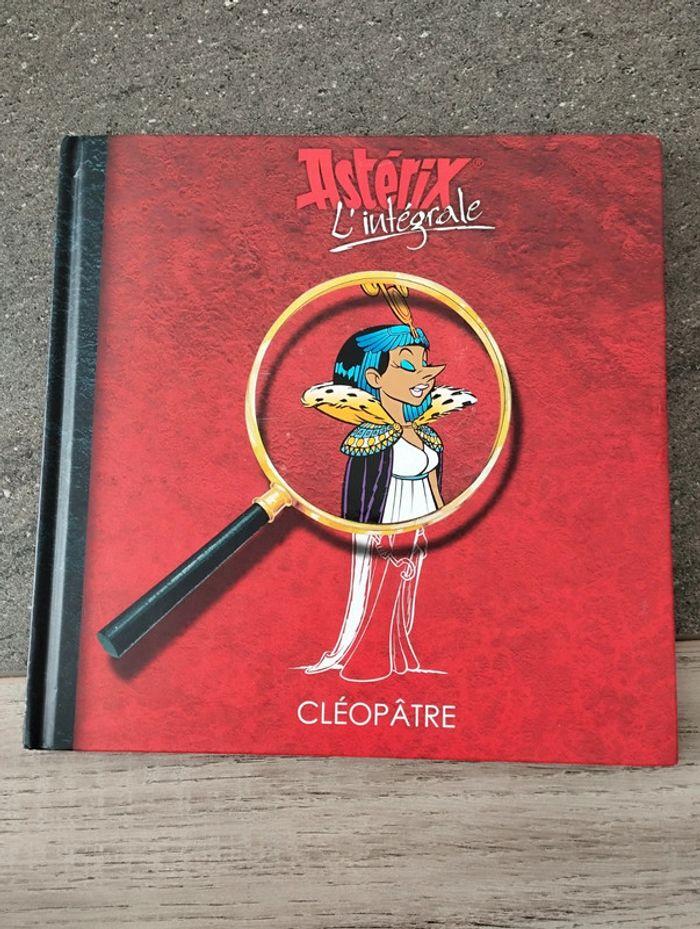 Astérix l'intégrale livre sur Cléopâtre