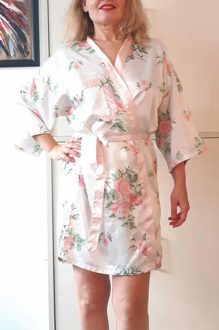 Magnifique kimono blanc fleuri en satin brillant. Vintage 90's. T S/M - photo numéro 2