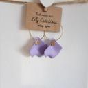 Boucles d'oreilles créoles dorée et pétales mauves LC277