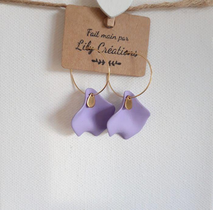 Boucles d'oreilles créoles dorée et pétales mauves LC277