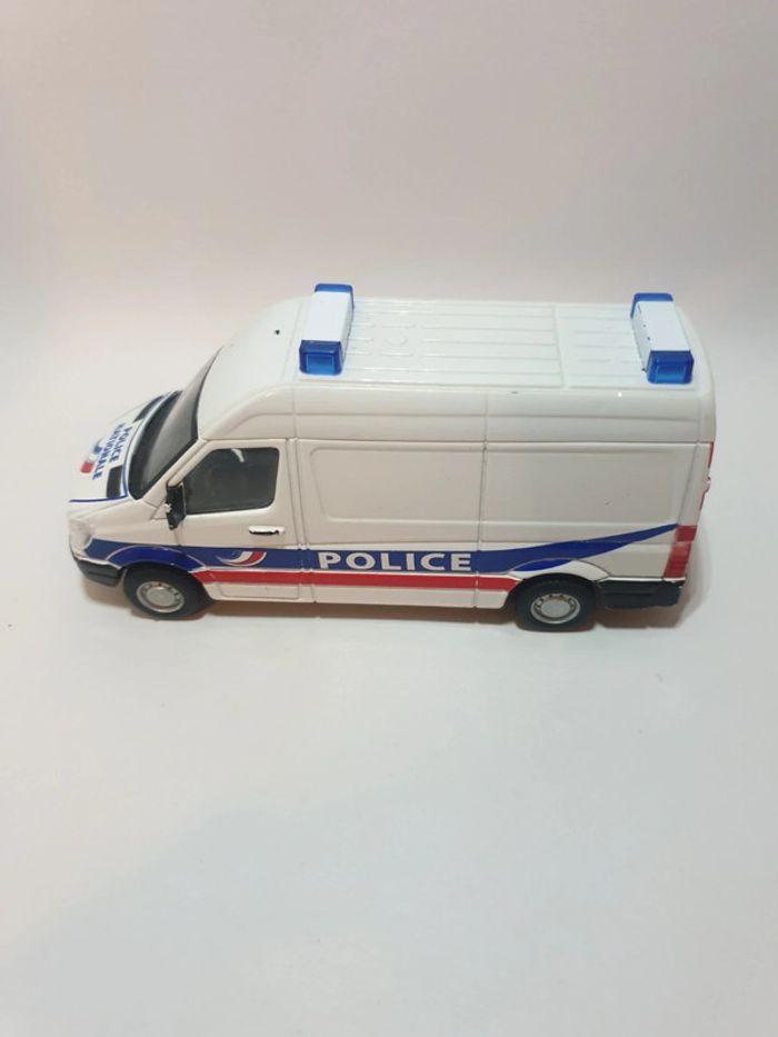 Burago Mercedes-Benz Sprinter Police Nationale 1/48 - photo numéro 12