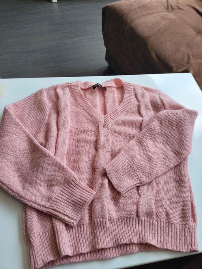 Pull en V torsadé en laine rose ts - photo numéro 1