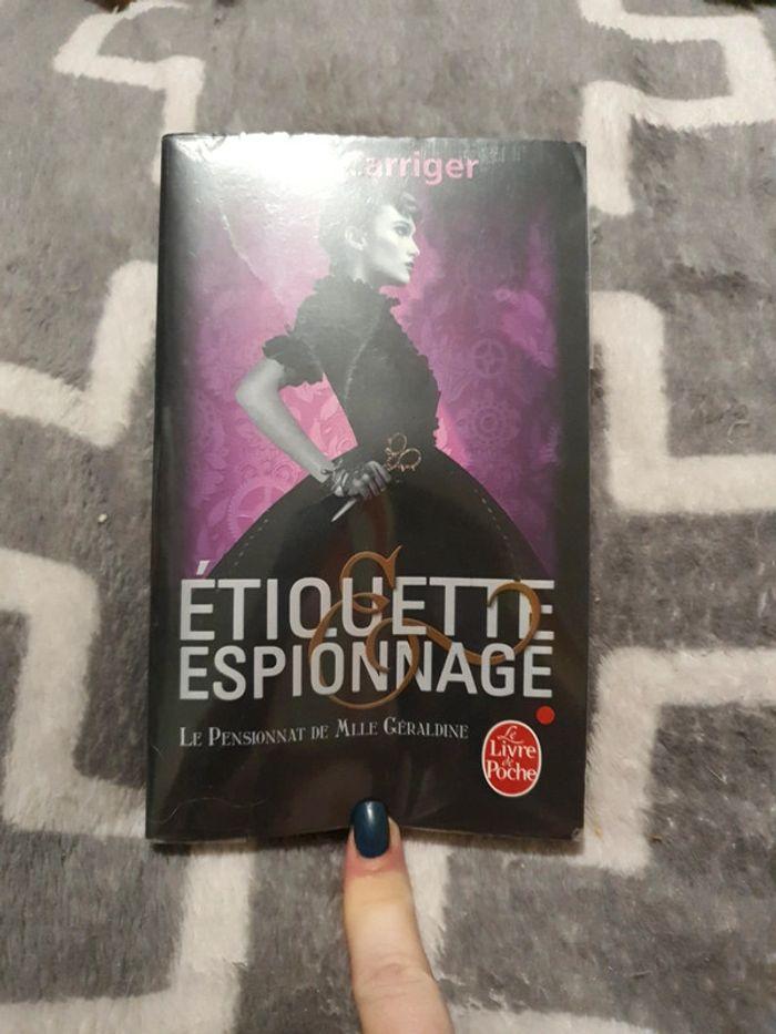 Étiquette & espionnage - photo numéro 1