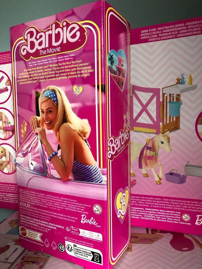 Barbie blonde en  tailleur rose - photo numéro 4