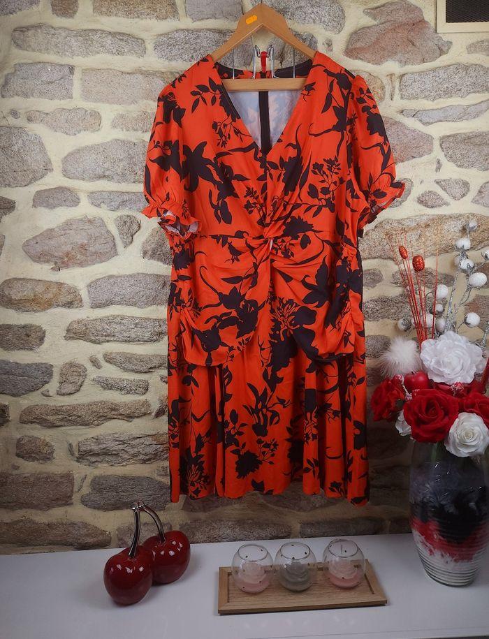 Robe torsadée noire et orangée Femme taille 54 marque PrettyLittlething 🛍 - photo numéro 1