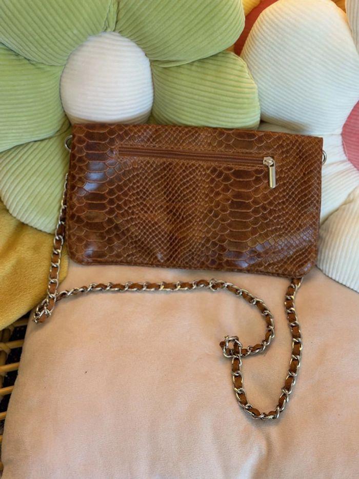 Sac pochette en cuir croco écaillé camel avec bandoulière - photo numéro 5