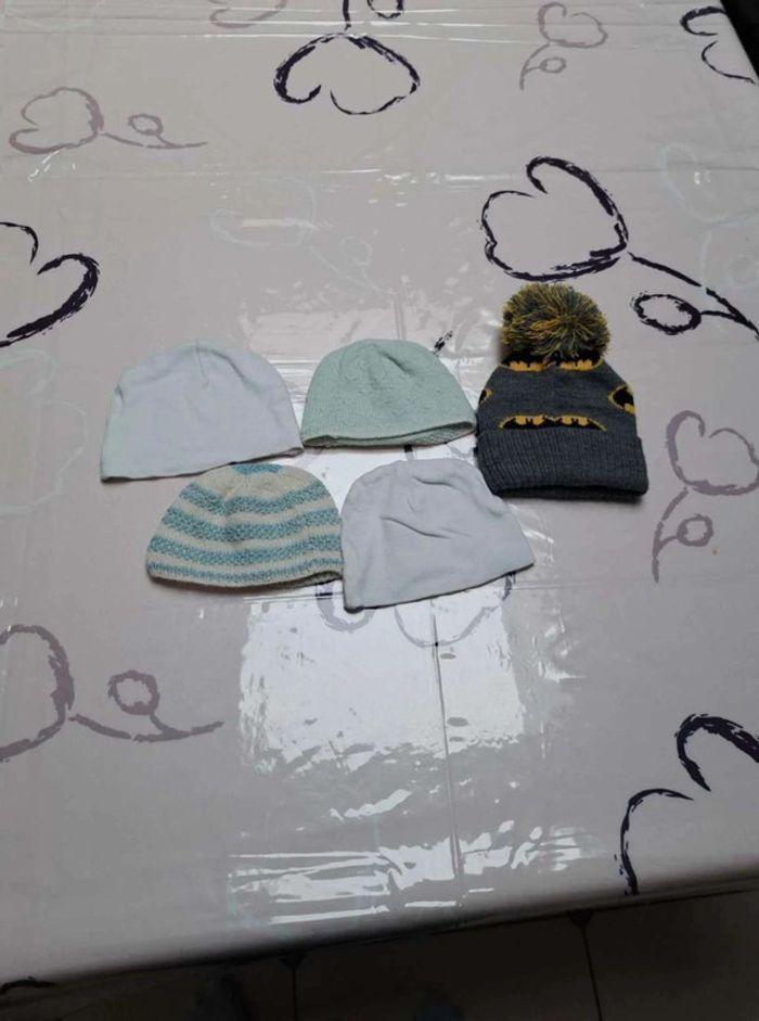 ensemble  de 5  bonnets  naissance