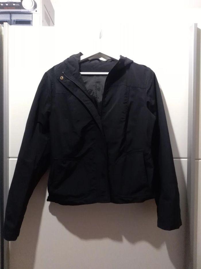 Veste noir taille 40 avec capuche