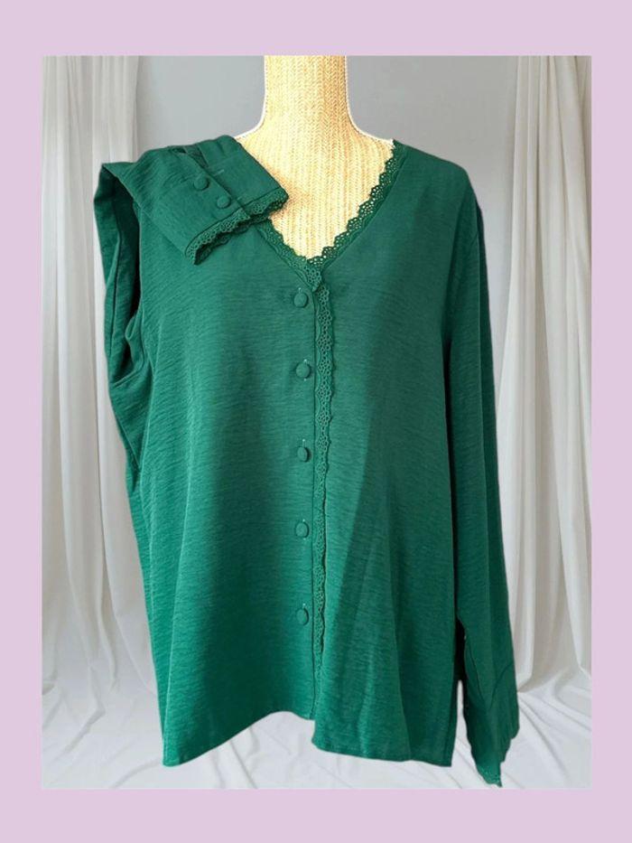 Blouse verte uni T42/XL dentelle et boutons - photo numéro 1