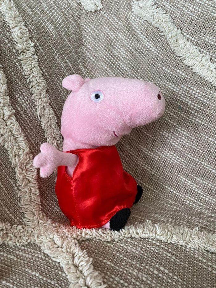 Peluche doudou 23cm Peppa pig cochon rose et rouge paillettes très bon état - photo numéro 3