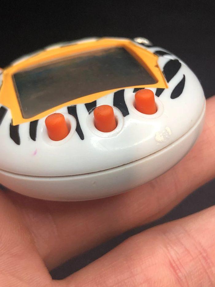 Tamagotchi jeux électronique 2004 bandai wiz, zébré zebra fonctionne - photo numéro 5