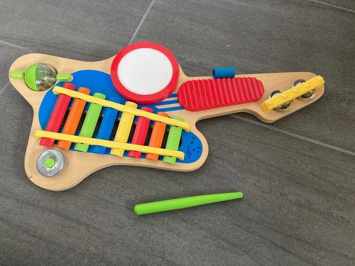 Guitare en bois - photo numéro 2