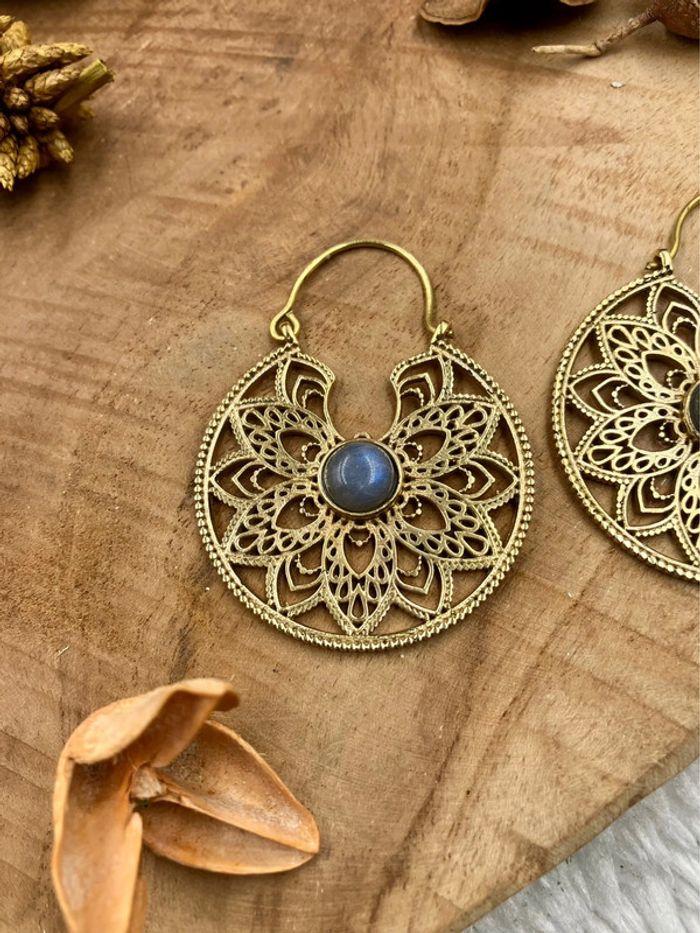 Boucles d’oreilles créoles en laiton Indien avec pierres de Labradorite bleue - photo numéro 2