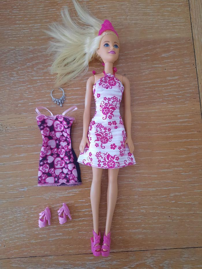 Lot de 3 barbies avec accessoires et  vêtements - photo numéro 1