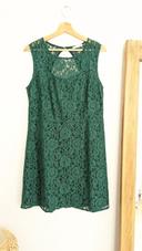 Robe dentelle verte dos ouvert