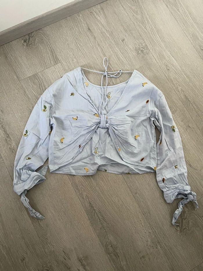 Blouse à manches 3/4 bleu clair effet jean motifs fruit dos ouvert avec noeud Zara taille M - photo numéro 4