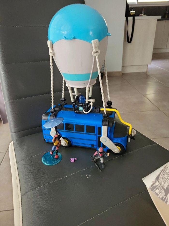 Vehicule Fortnite battle bus display montgolfière