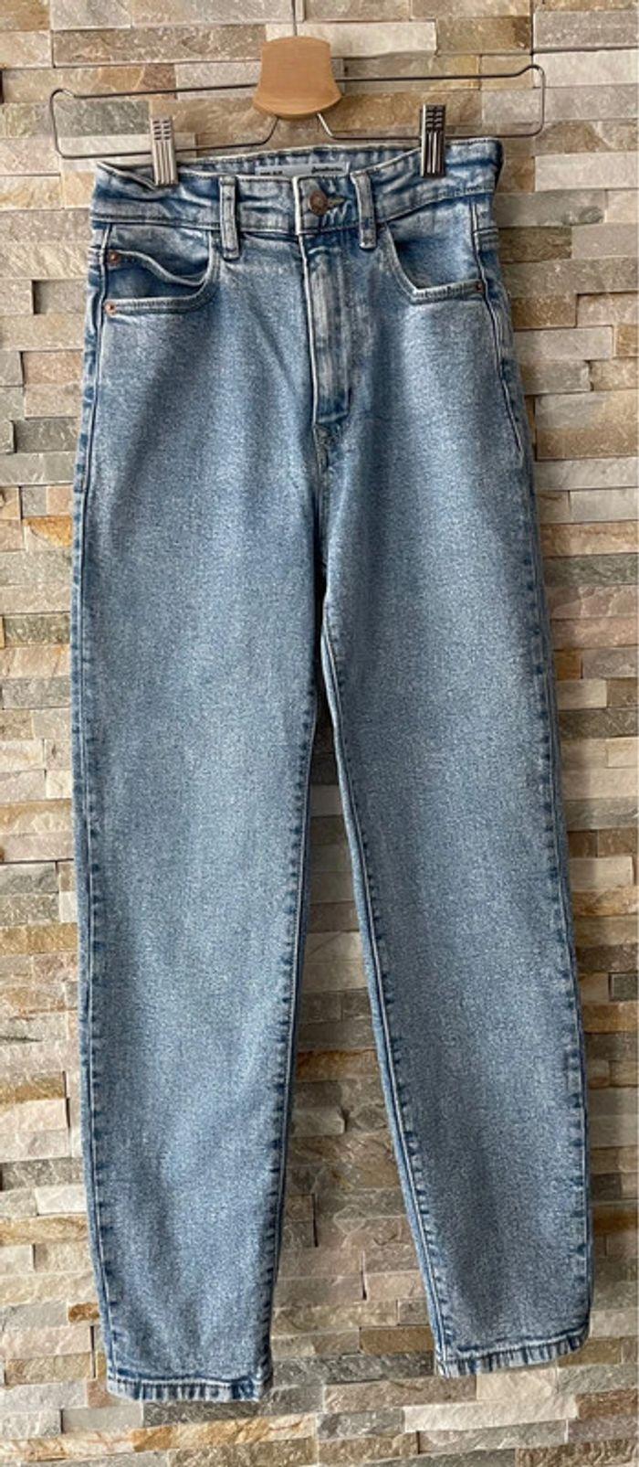 Jean Mom slim Stradivarius taille 34 - photo numéro 1