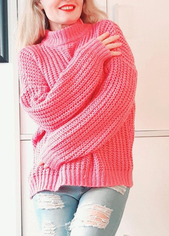 Pull rose vif loose en maille Bershka. T M. En très bon état. - photo numéro 2