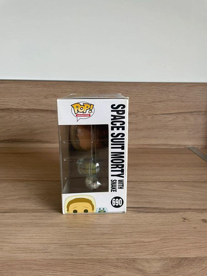 Figurine Funko Pop Rick et Morty: Space Suite Morty (with snake) 690 - photo numéro 2